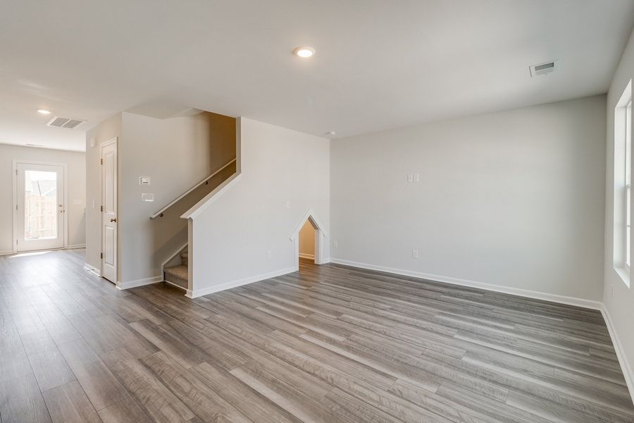 Spacious, unfurnished interior of a new home in Astoria, Columbia (Image 12).