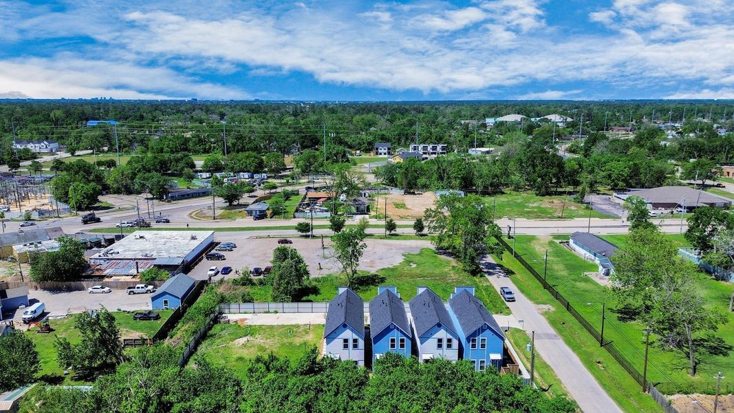 A directly overhead perspective reveals Glenn Court magnificient area, the lot and its careful landscaping. A directly overhead perspective reveals Glenn Court magnificient area, the lot and its careful landscaping.