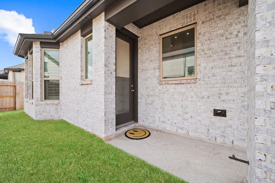 Exterior details and patio area of a home in Brookewater, Rosenberg (Image 4).