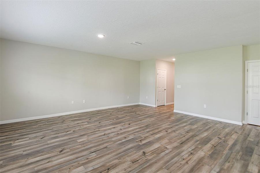 Spacious, unfurnished interior of a new home in Scenic Terrace, Lake Hamilton (Image 19).