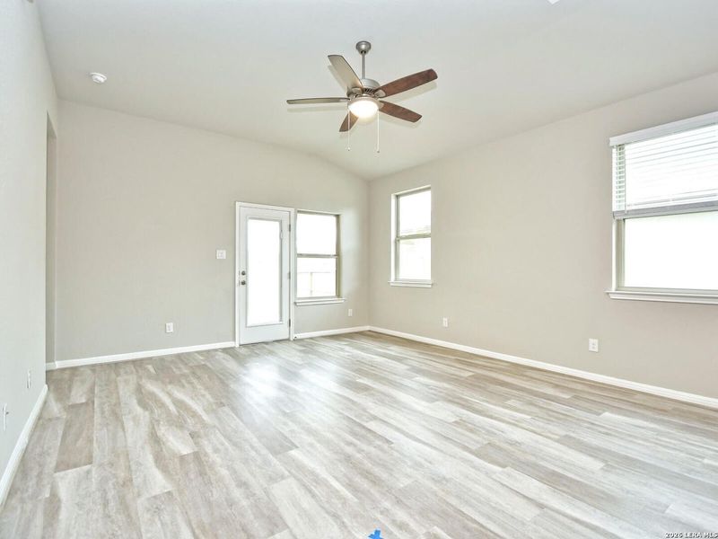 Spacious, unfurnished interior of a new home in Royal Crest, San Antonio (Image 10).