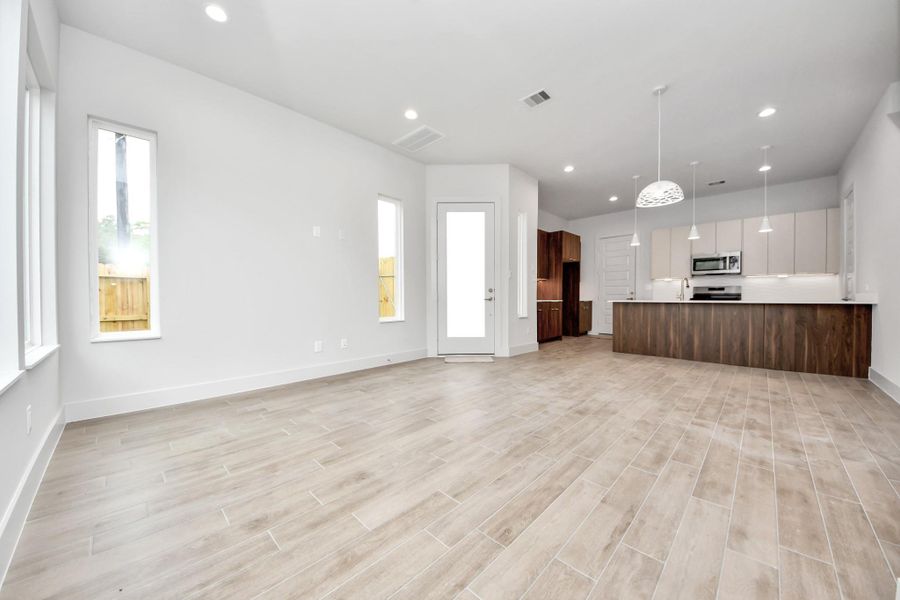Spacious, unfurnished interior of a new home in Cay Landing, Houston (Image 17).