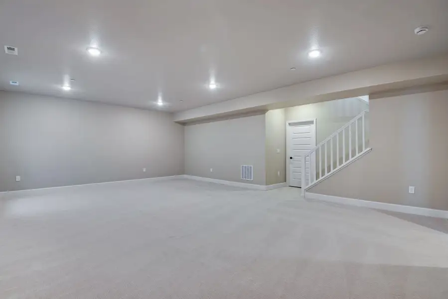 Spacious, unfurnished interior of a new home in Reunion, Commerce City (Image 34).