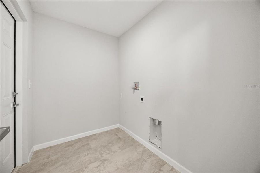 Spacious, unfurnished interior of a new home in , Deland (Image 19).