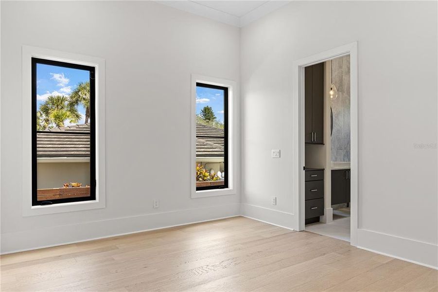 Spacious, unfurnished interior of a new home in , St. Petersburg (Image 16).