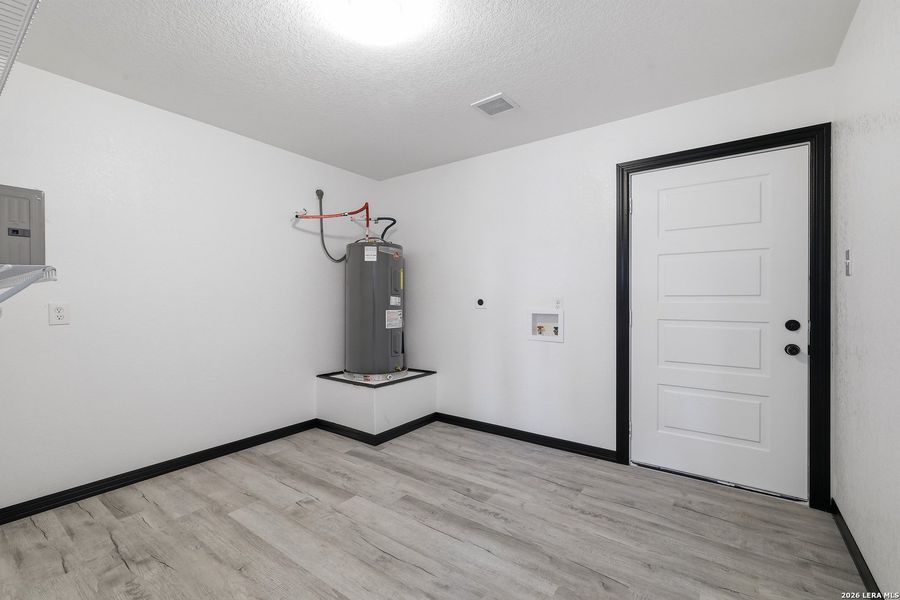 Spacious, unfurnished interior of a new home in , Floresville (Image 21).
