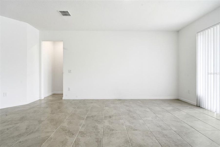 Spacious, unfurnished interior of a new home in , Clermont (Image 35).