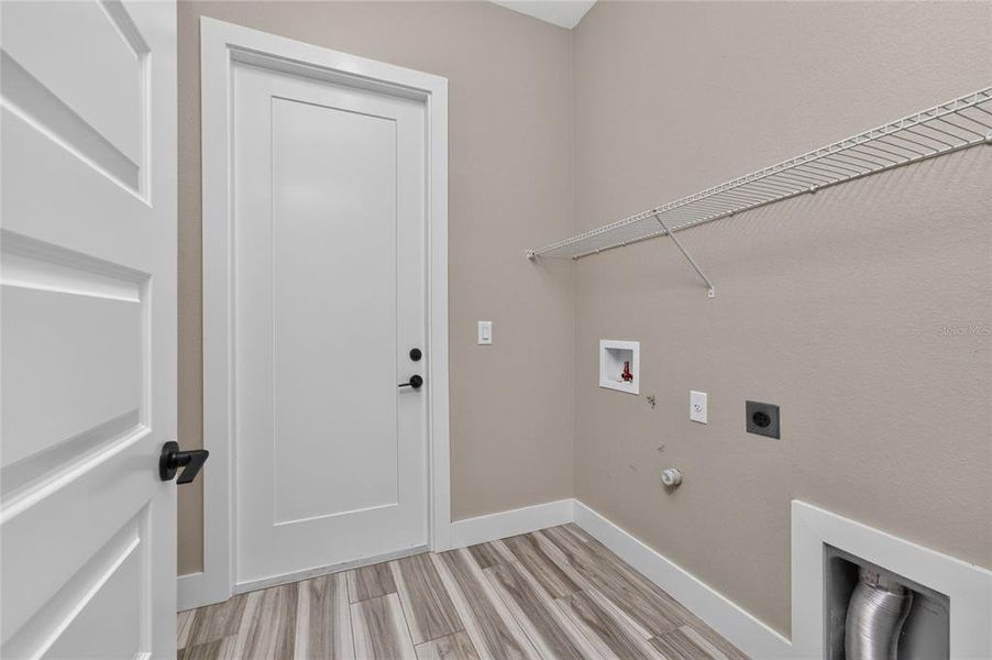 Spacious, unfurnished interior of a new home in , Rotonda West (Image 24).