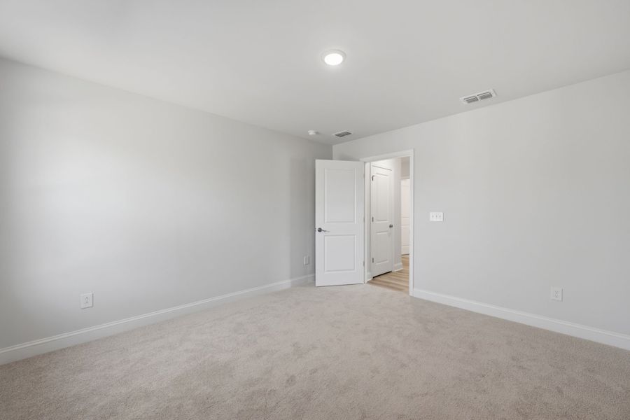 Spacious, unfurnished interior of a new home in Carriage Estates, Lexington (Image 17).