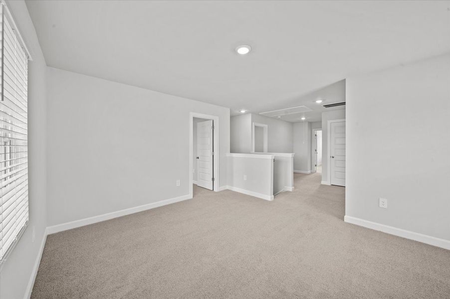 Spacious, unfurnished interior of a new home in Village at White Pine, Pendleton (Image 18).