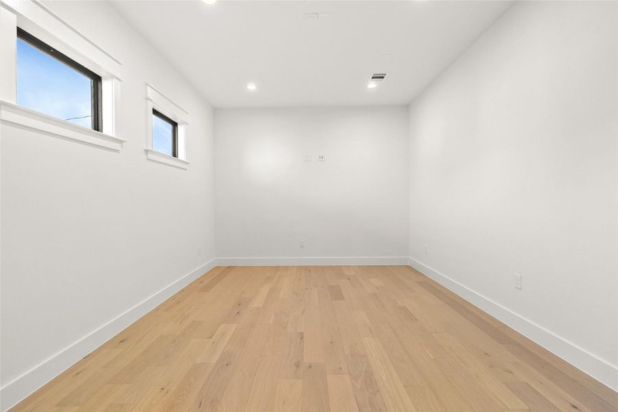 Spacious, unfurnished interior of a new home in , Houston (Image 22).