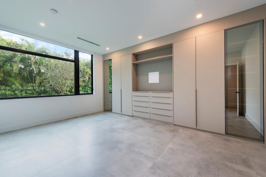 Spacious, unfurnished interior of a new home in , Pinecrest (Image 33).