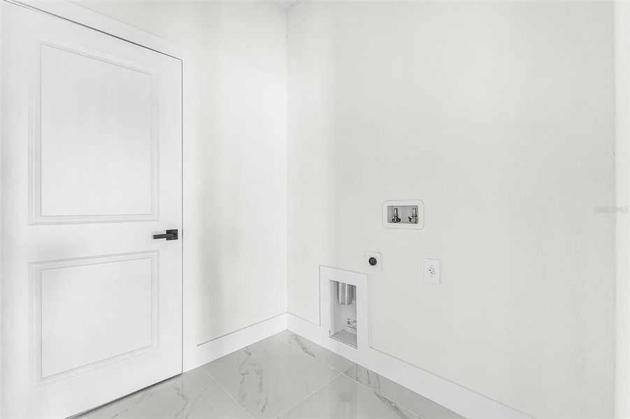 Spacious, unfurnished interior of a new home in , Lehigh Acres (Image 9).