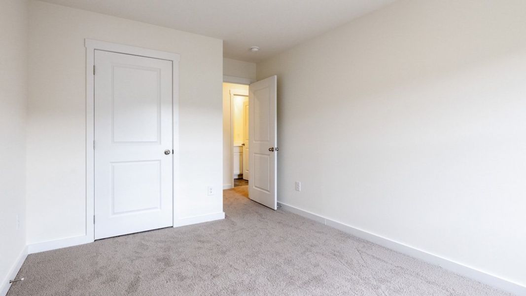 Spacious, unfurnished interior of a new home in Emory Creek, Harriman (Image 17).