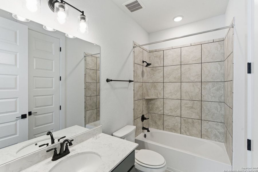 Furnished interior view inside a new home in Mesa Western, Cibolo (Image 9).