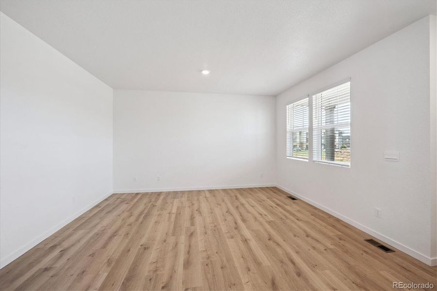 Spacious, unfurnished interior of a new home in Horizon Uptown, Aurora (Image 23).