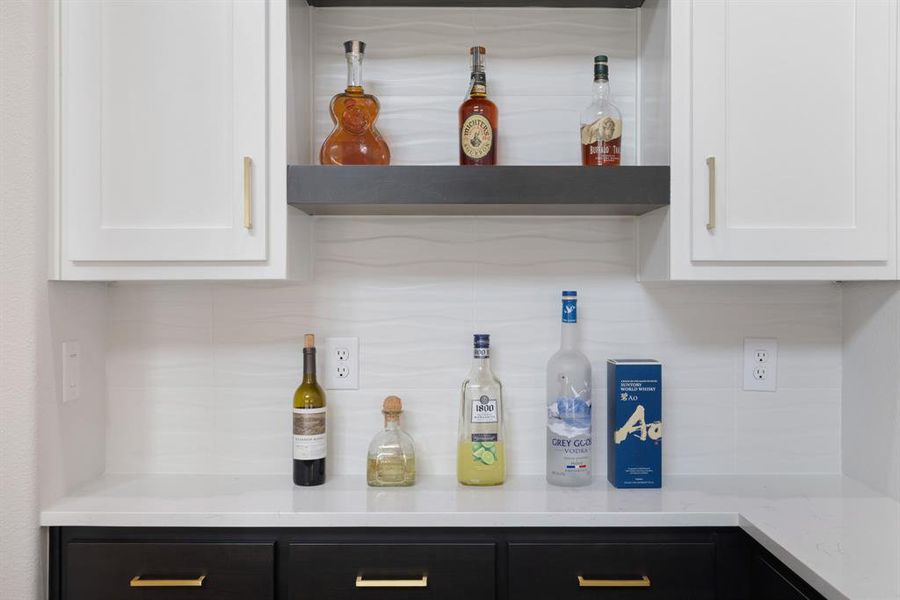 Bar area with backsplash