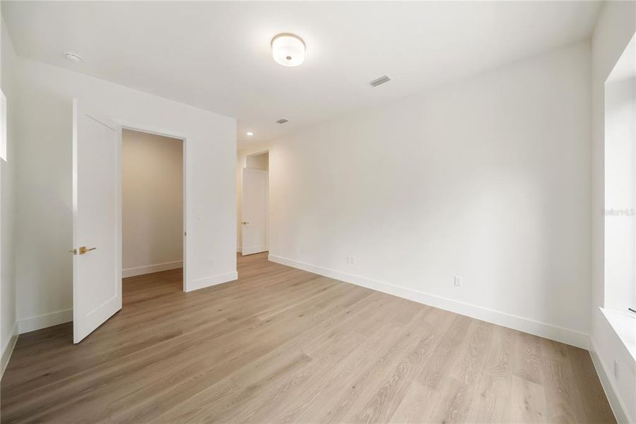 Spacious, unfurnished interior of a new home in , Sarasota (Image 73).