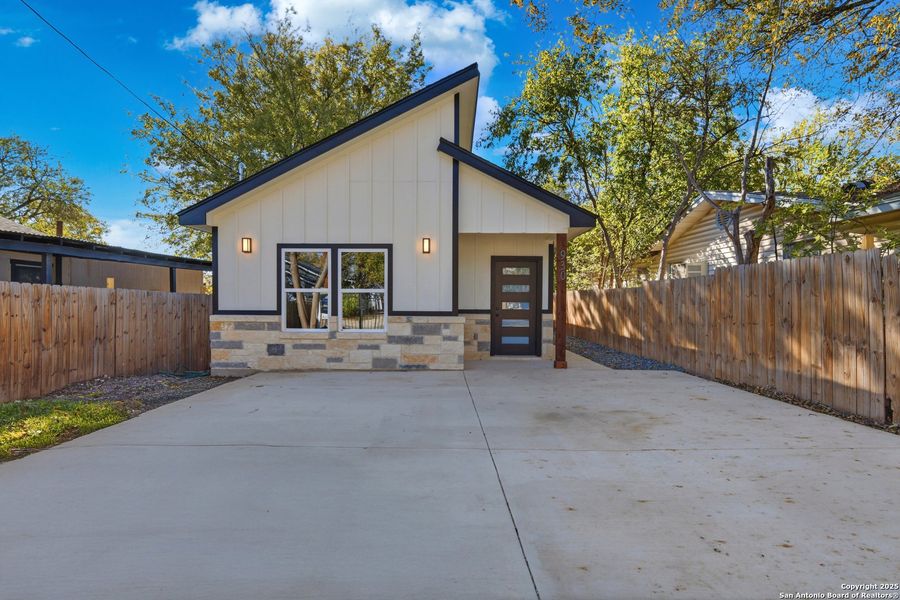 Exterior details and patio area of a home in , San Antonio (Image 18).