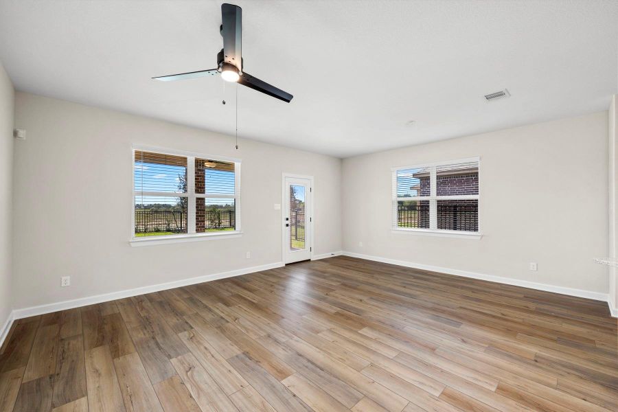 Spacious, unfurnished interior of a new home in Sunterra, Katy (Image 9).