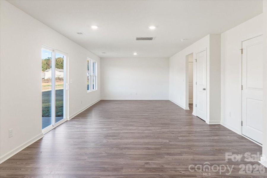 Spacious, unfurnished interior of a new home in Frey Creek, Spartanburg (Image 12).