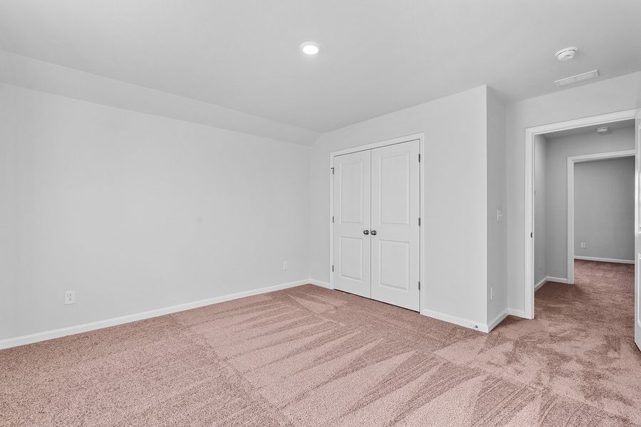 Spacious, unfurnished interior of a new home in Fieldstone, Lexington (Image 34).