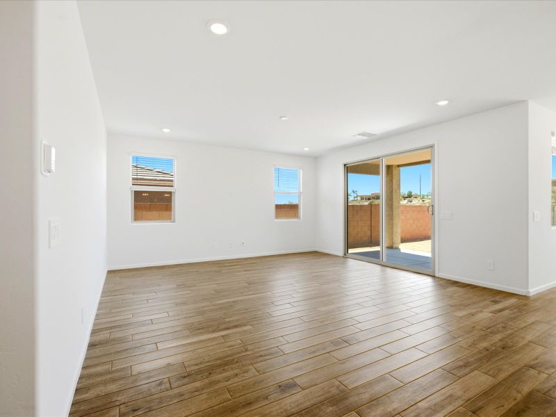 Spacious, unfurnished interior of a new home in Naranja Trails, Oro Valley (Image 8).