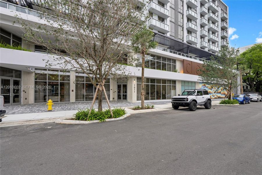 Condo located in Miami, FL showcasing its design and architecture (Image 4).