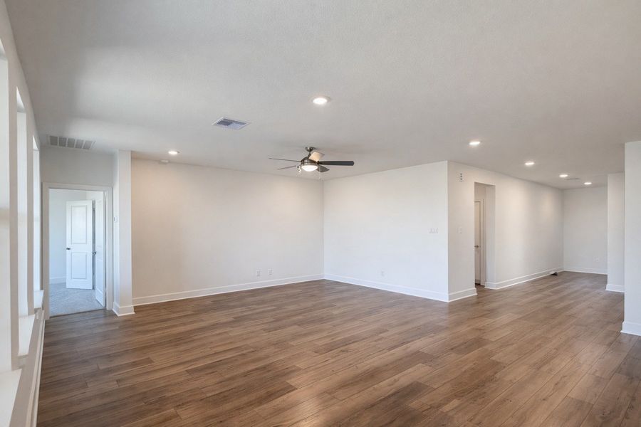Spacious, unfurnished interior of a new home in Oakberry Trails, Waller (Image 4).