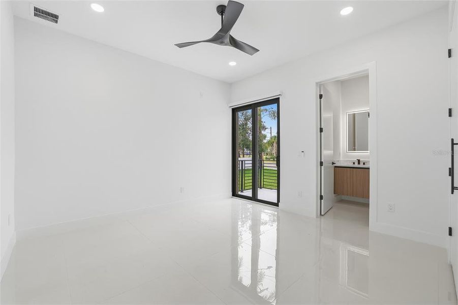 Spacious, unfurnished interior of a new home in , Tampa (Image 23).