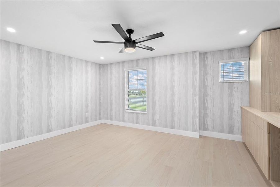 Spacious, unfurnished interior of a new home in , Sarasota (Image 18).
