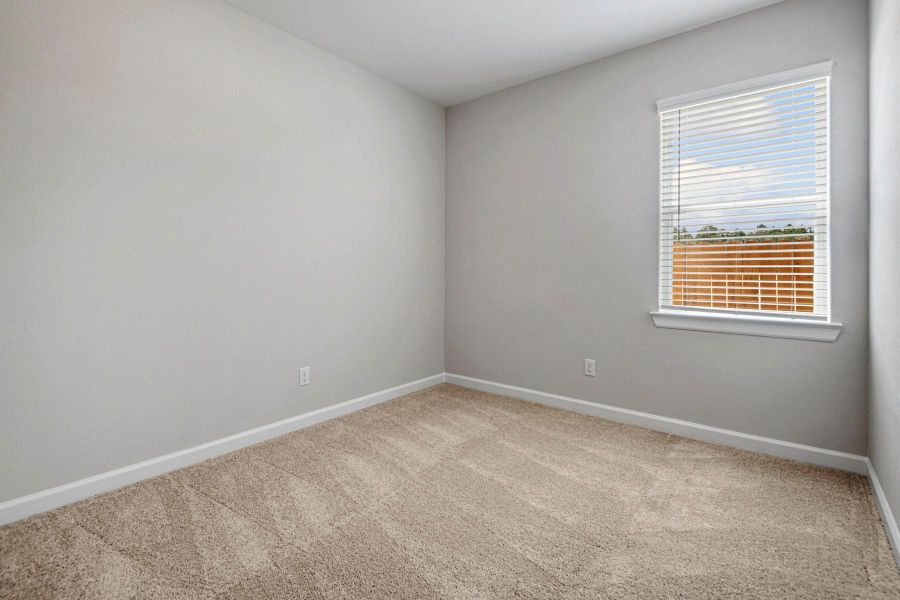 Spacious, unfurnished interior of a new home in Sweetwater Ridge, Conroe (Image 20).