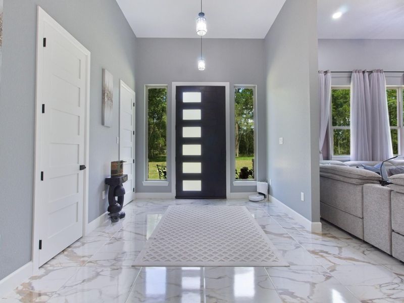 Grand entrance 13ft high ceilings! Grand entrance 13ft high ceilings!