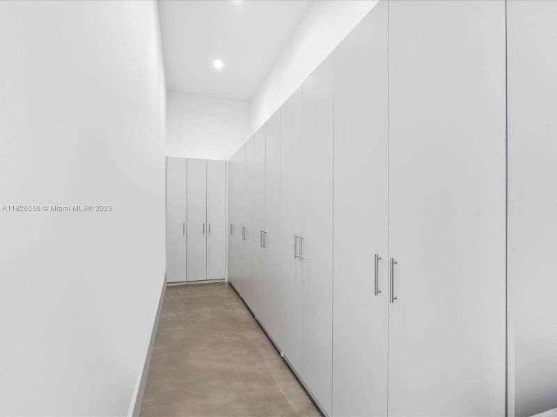 Spacious, unfurnished interior of a new home in , Miami (Image 70).