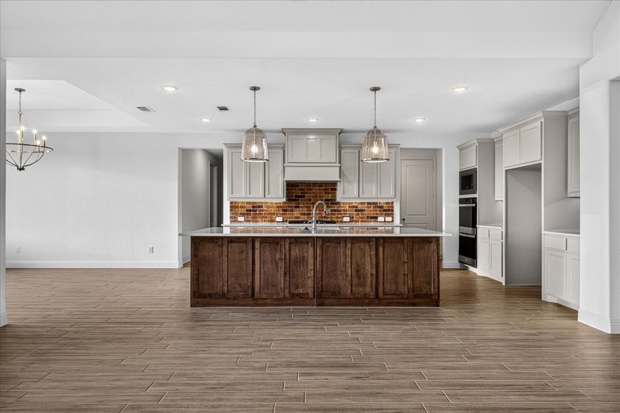 Doug Parr Homes | Kitchen with Gas Cooktop and Double Ovens
