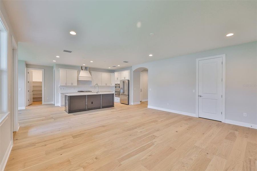 Spacious, unfurnished interior of a new home in , Tampa (Image 45).