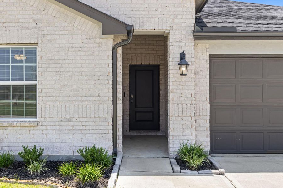 Exterior details and patio area of a home in , Rosharon (Image 25).