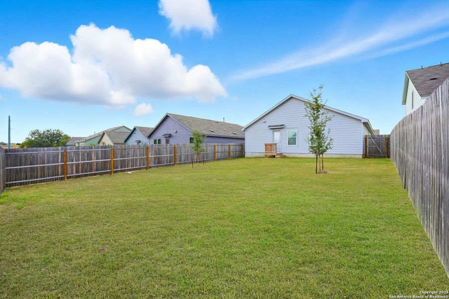 Exterior details and patio area of a home in Lodi Grove, Floresville (Image 3).