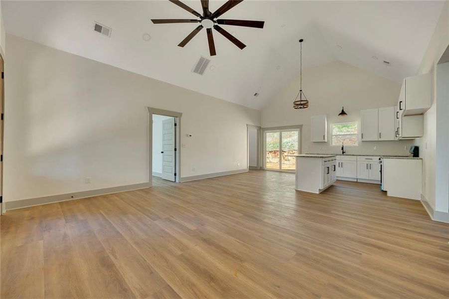 Spacious, unfurnished interior of a new home in , Silver Creek (Image 12).
