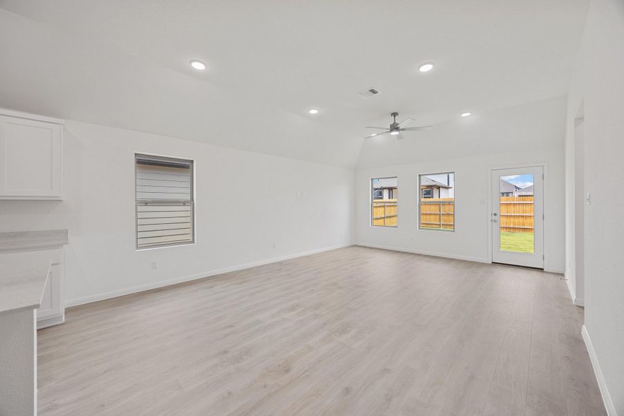 Spacious, unfurnished interior of a new home in Trinity Ranch, Elgin (Image 13).