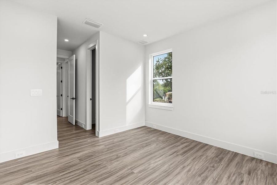 Spacious, unfurnished interior of a new home in , Orlando (Image 23).