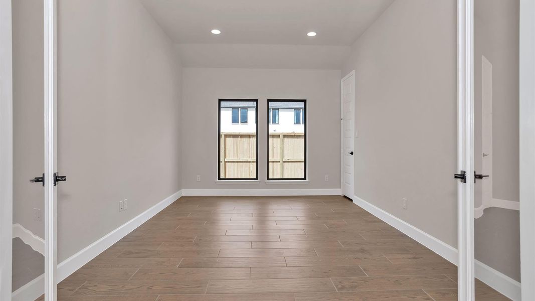 Spacious, unfurnished interior of a new home in Sienna, Missouri City (Image 9).