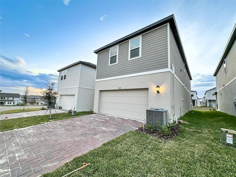 Exterior details and patio area of a home in Silverleaf Reserve Bungalows, Winter Garden (Image 3).