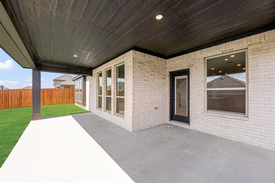 Exterior details and patio area of a home in Hunters Ridge, Crowley (Image 3).