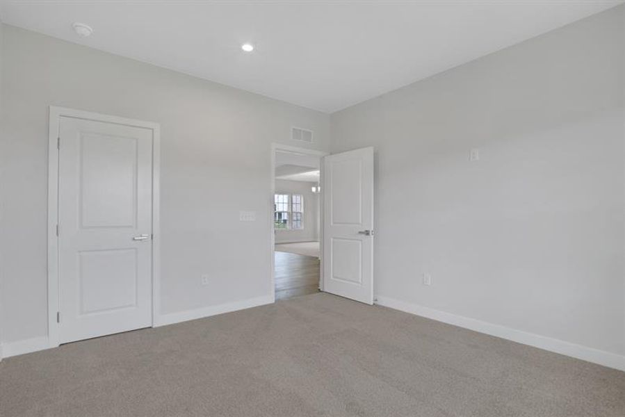 Spacious, unfurnished interior of a new home in Edinburgh, Locust Grove (Image 36).