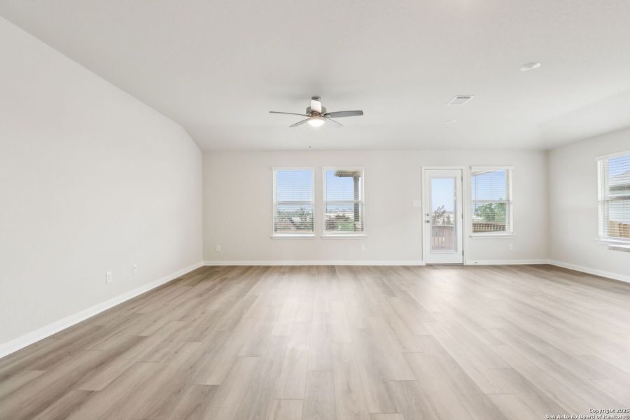 Spacious, unfurnished interior of a new home in , Cibolo (Image 33).