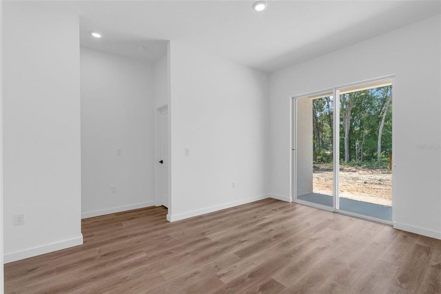 Spacious, unfurnished interior of a new home in , Citrus Springs (Image 36).