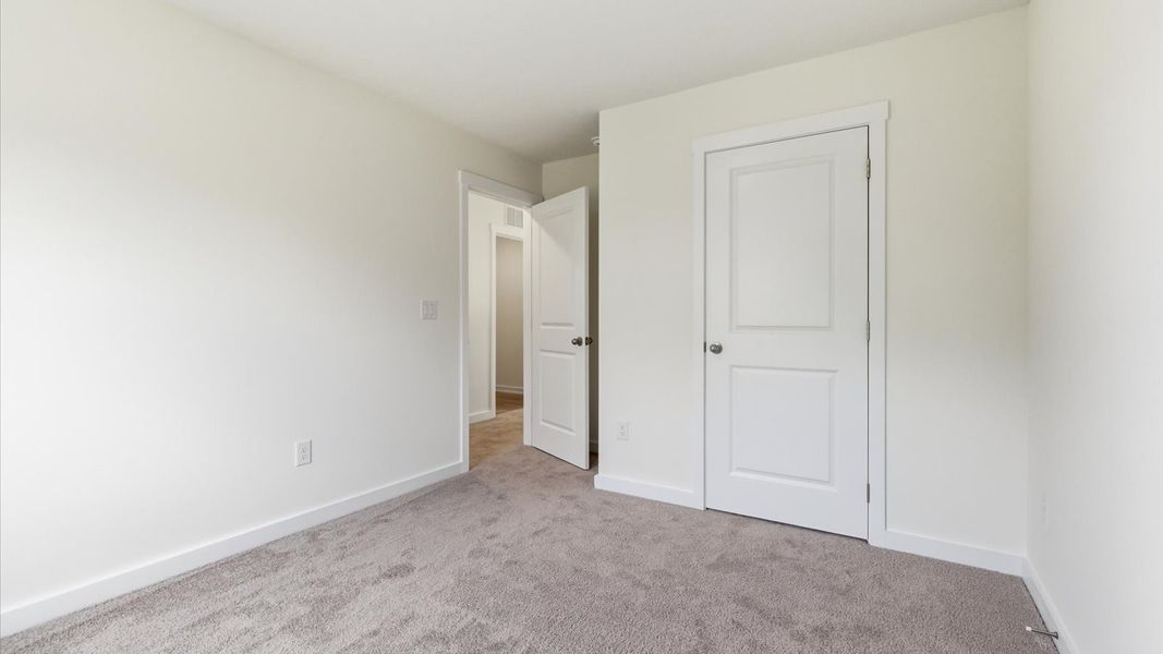 Spacious, unfurnished interior of a new home in Oak Hill, Vonore (Image 35).
