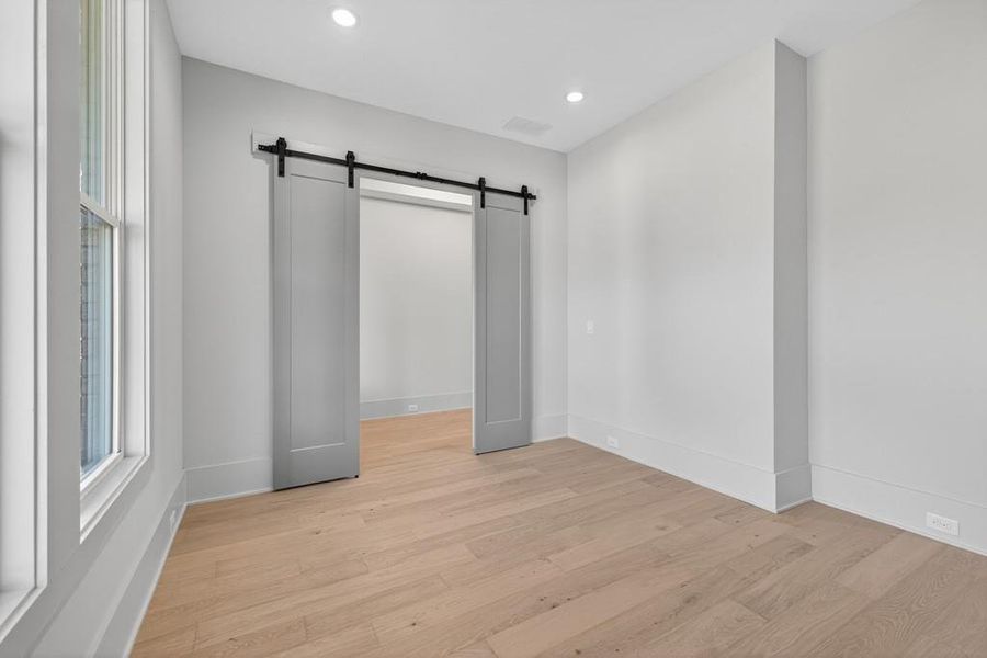 Spacious, unfurnished interior of a new home in , Jefferson (Image 37).