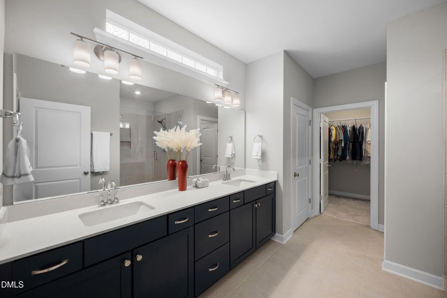 Master's Bathroom Master's Bathroom